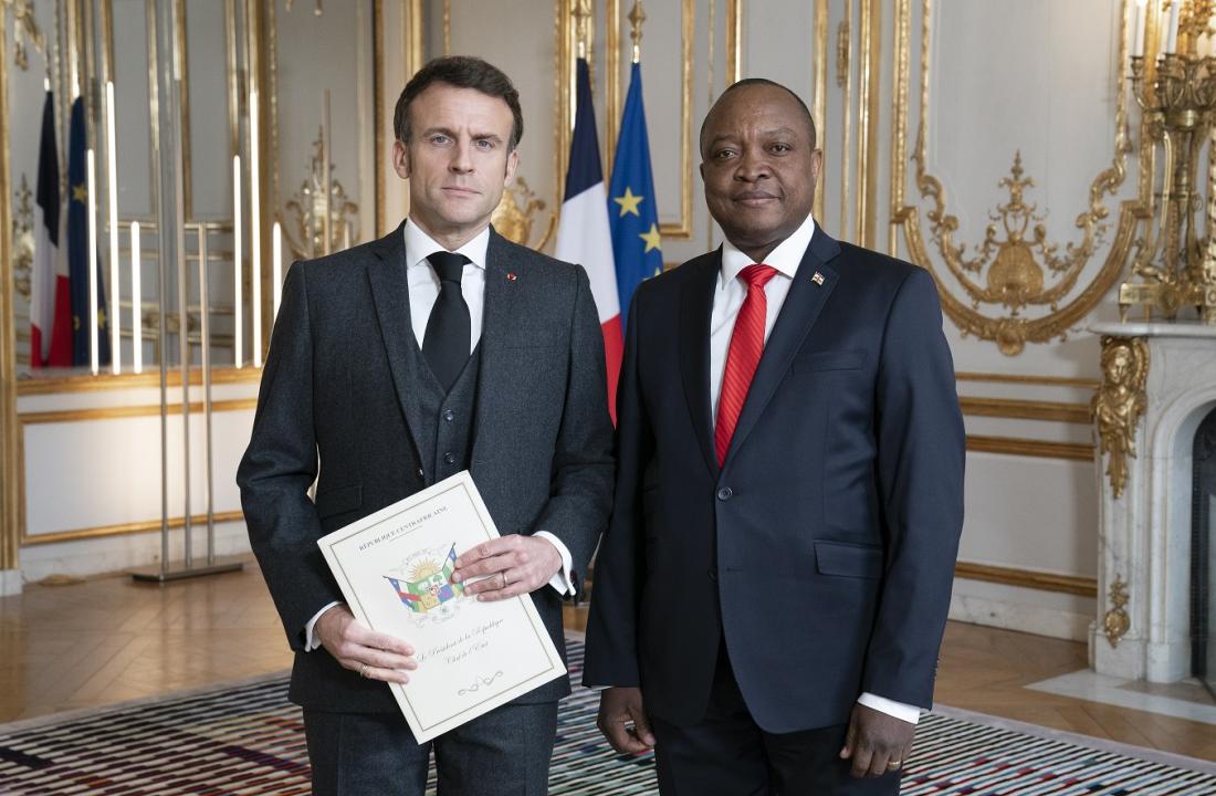 L'Ambassadeur de Centrafrique en France, Flavien MBATA présente ses lettres de créances au Président Emmanuel Macron
